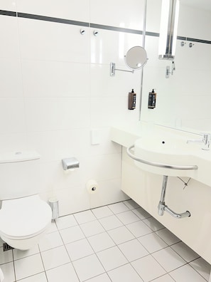Combined shower/bathtub, eco-friendly toiletries, hair dryer, towels