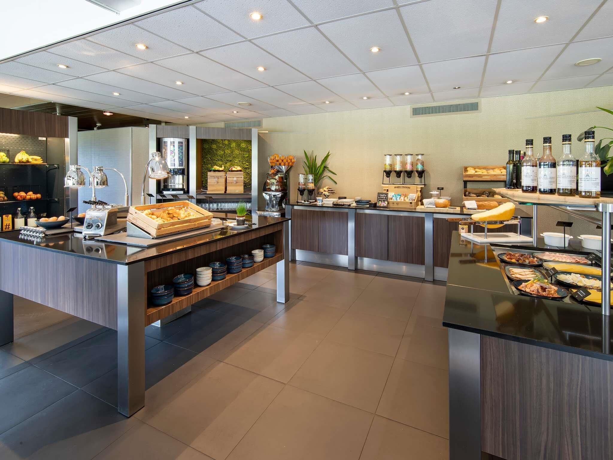 Daily buffet breakfast for a fee