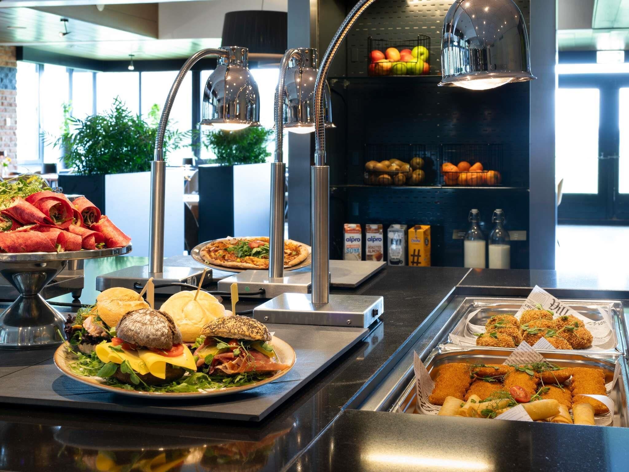 Ze serveren er ontbijt, lunch en diner 