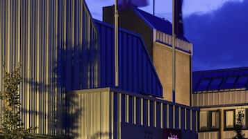 Overnatningsstedets facade – aften/nat