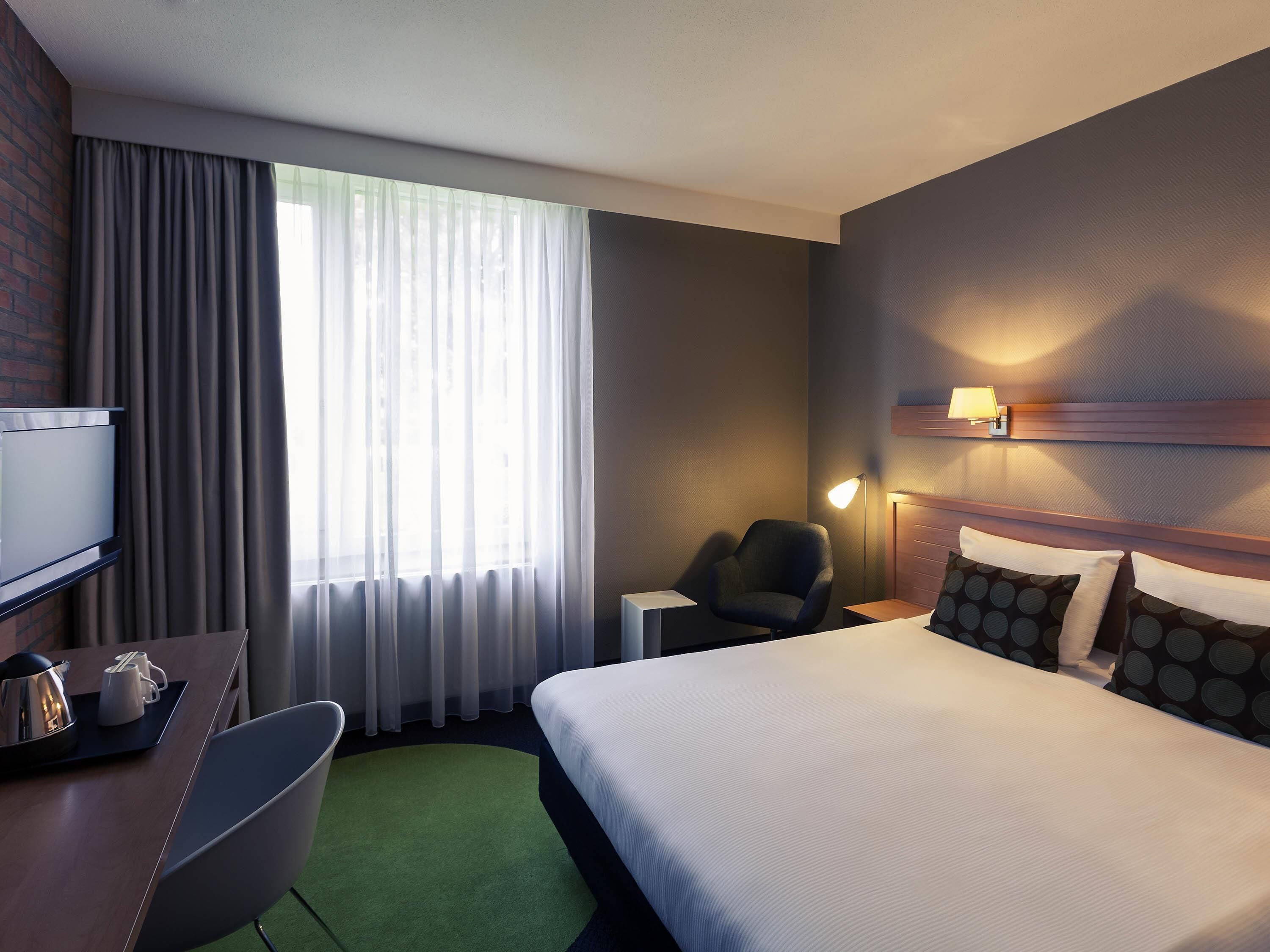 Hochwertige Bettwaren, Schreibtisch, Bügeleisen/Bügelbrett