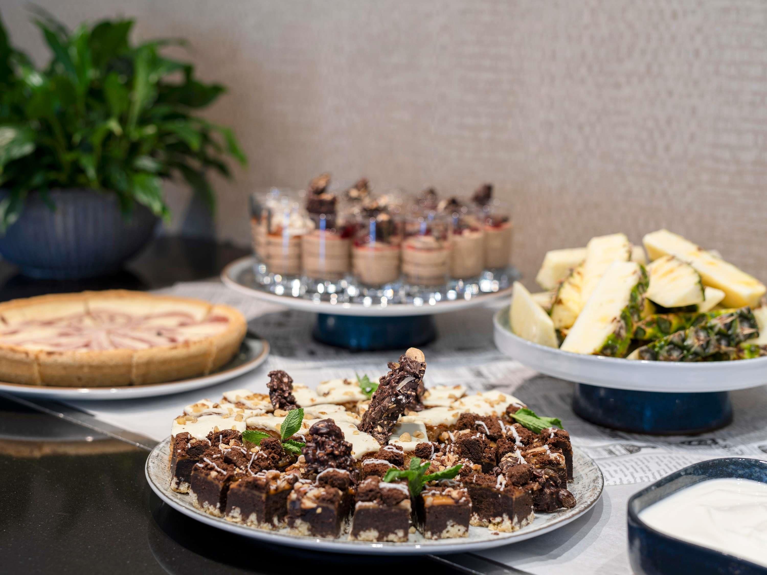 Une table de desserts avec divers gâteaux et pâtisseries.