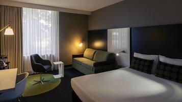 Privilege, Doppia Superior, 1 letto matrimoniale con divano letto | Biancheria da letto di alta qualità, una scrivania, ferro/asse da stiro