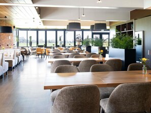 Petit déjeuner, déjeuner et dîner servis sur place