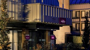 A hotel with a modern facade, signage for 'Mercure Hotels', and a restaurant named 'Restaurant de Hanz'. - Mercure City Zwolle Hotel (Zwolle)
