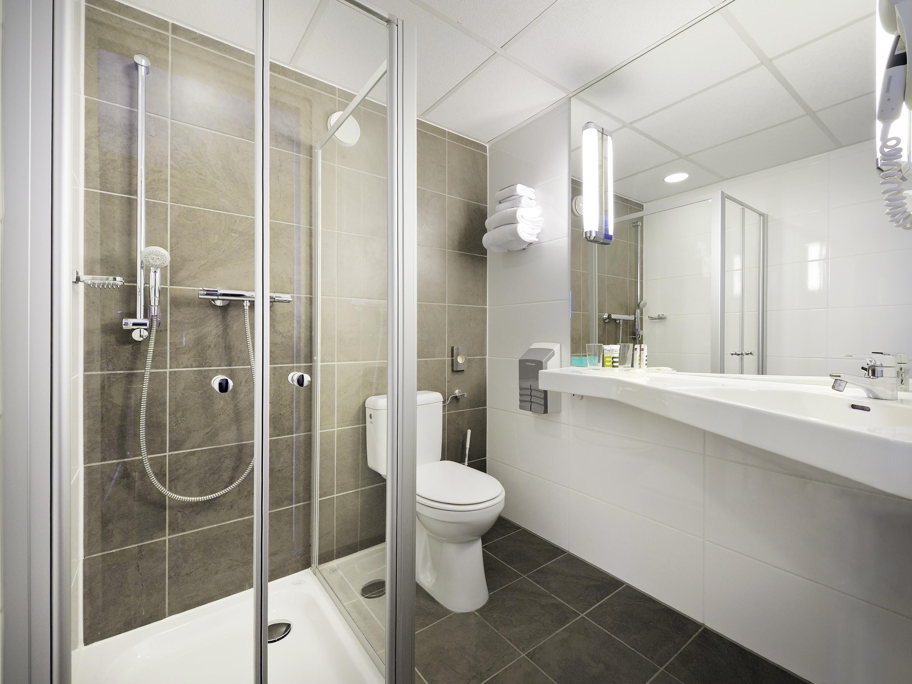 Milieuvriendelijke toiletartikelen, een haardroger, pantoffels