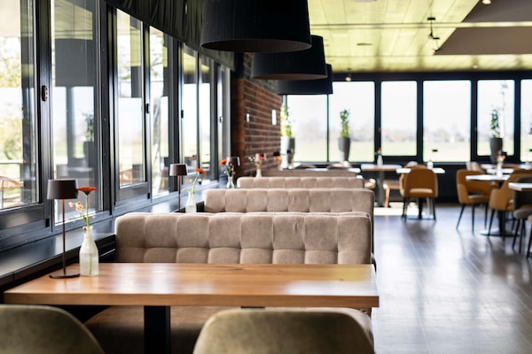 Serveert ontbijt, lunch en diner