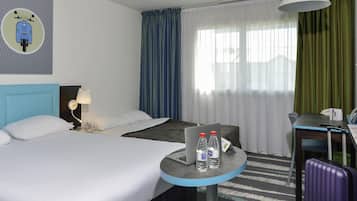 Ropa de cama de alta calidad, muebles diferentes y escritorio