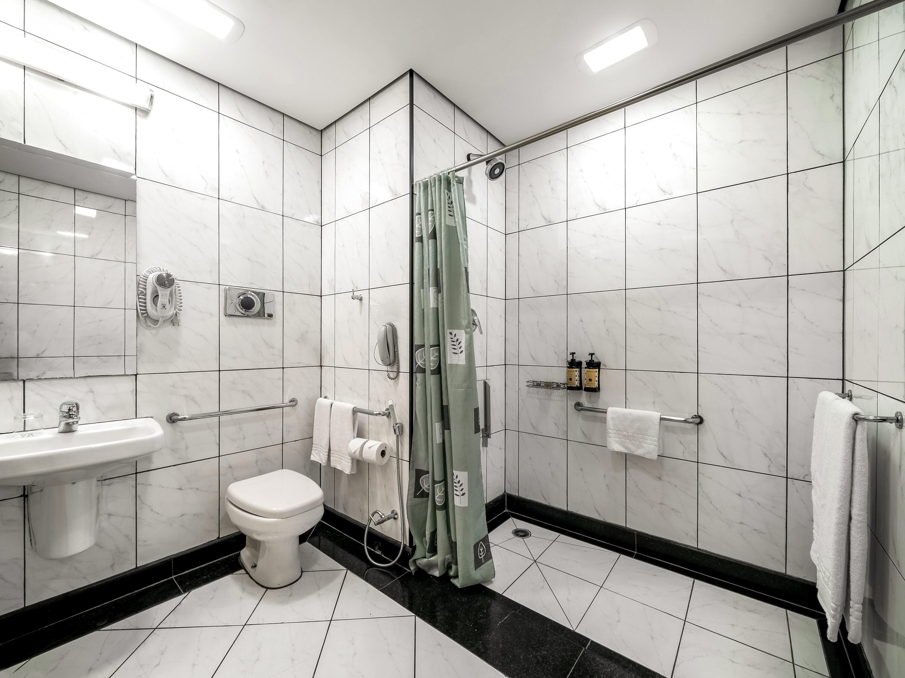 迷你吧、客房内保险箱、办公桌、遮光窗帘