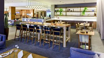 2 ristoranti, aperti a colazione e a pranzo, cucina internazionale