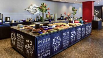 2 ravintolaa, joissa tarjoillaan aamiainen; kansainvälinen keittiö