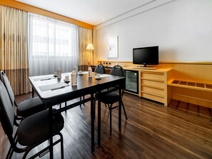 Minibar, in-room safe, desk, blackout curtains - Novotel Sao Paulo Center Norte (São Paulo)