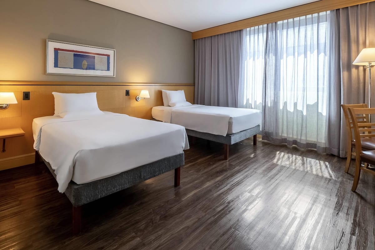Apartamento standard, 2 camas de solteiro | Frigobar, cofres nos quartos, escrivaninha, cortinas blackout