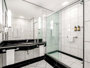 Minibar, caja de seguridad en la habitación y escritorio 