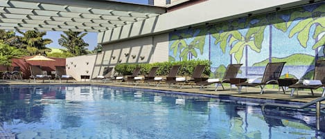 Utomhuspool och solstolar