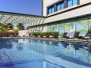 Outdoor pool, pool loungers - Novotel Sao Paulo Center Norte (São Paulo)
