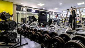 A gym with weightlifting equipment, mirrors, and exercise machines. - Novotel Sao Paulo Center Norte (São Paulo)