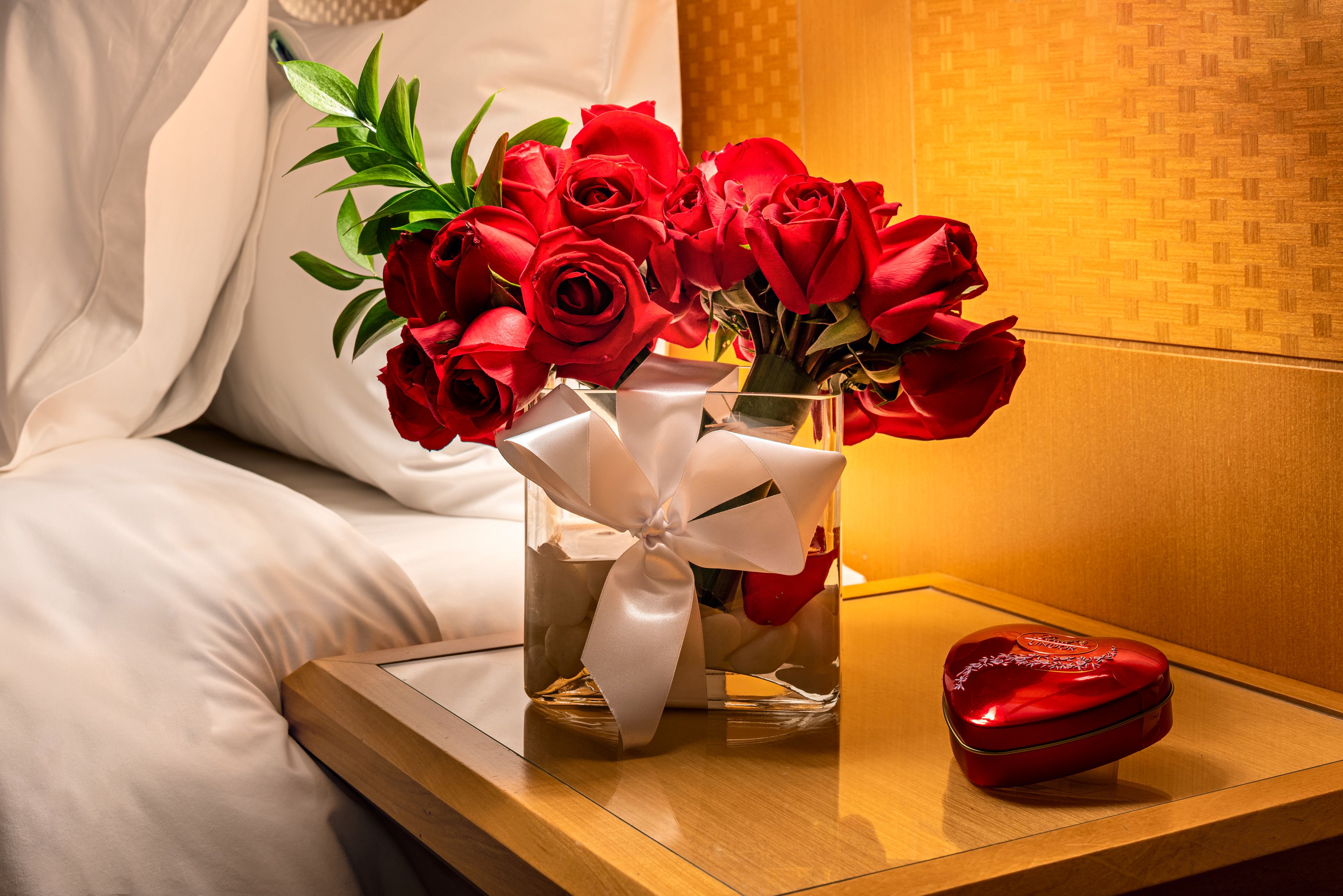 2 restaurants, breakfast, lunch, dinner served; international cuisine