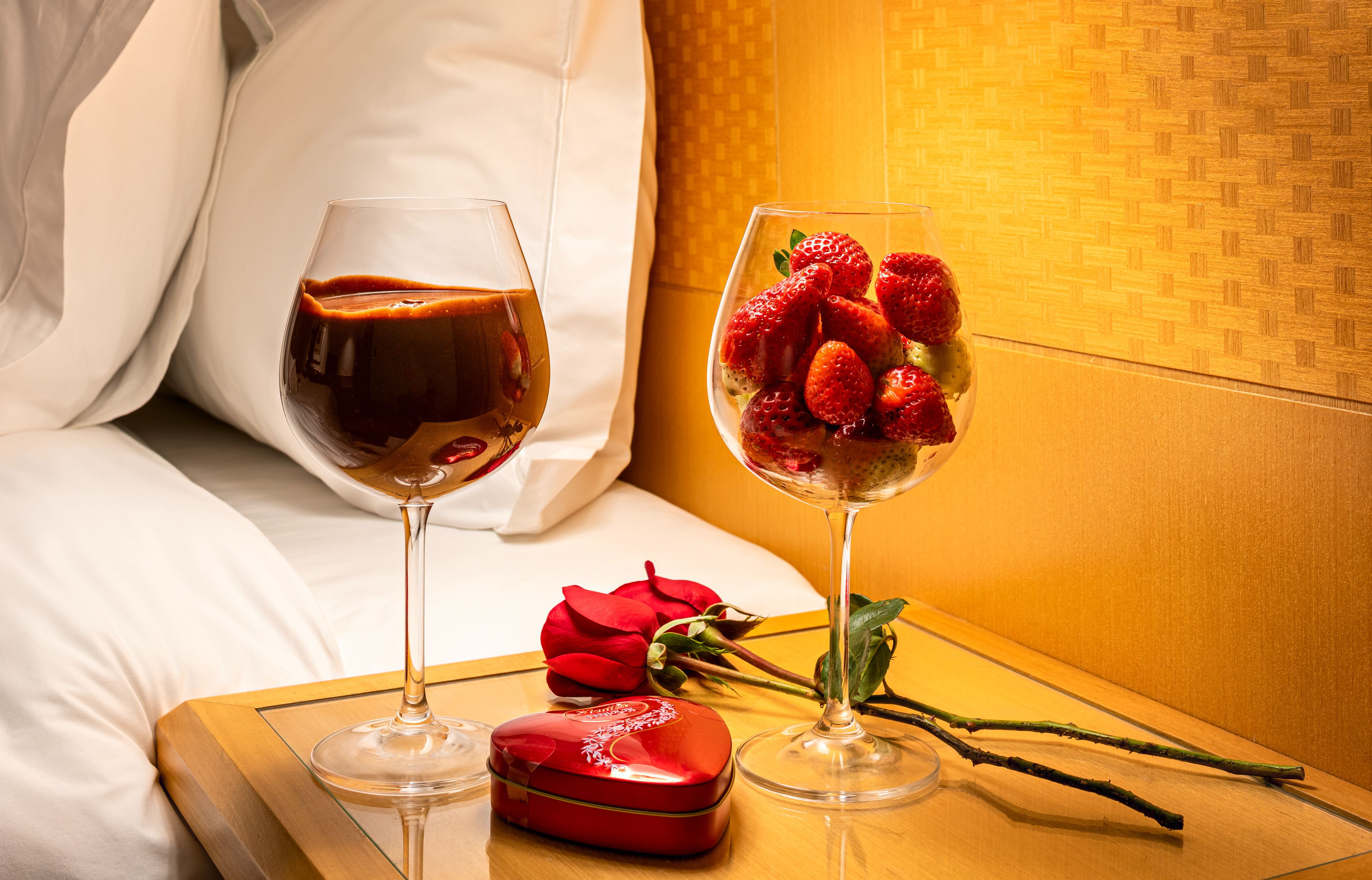 2 restaurants, breakfast, lunch, dinner served; international cuisine