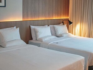 Standard Room, 2 Katil Ratu (Queen) | Bar mini, peti besi dalam bilik, meja, langsir/tirai gelap terus 