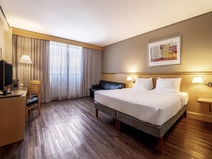 Minibar, in-room safe, desk, blackout curtains - Novotel Sao Paulo Center Norte (São Paulo)