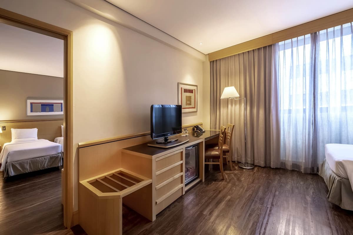 Quarto família, várias camas | Frigobar, cofres nos quartos, escrivaninha, cortinas blackout