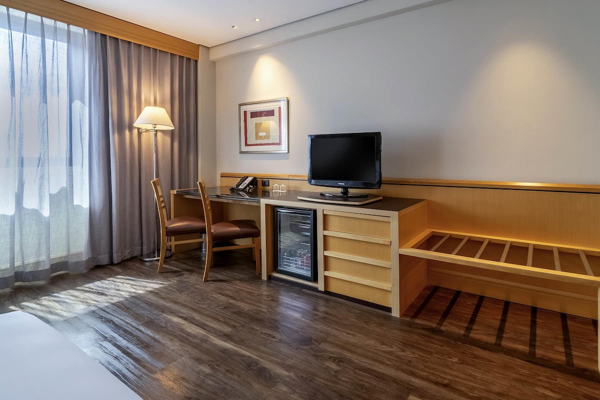 Minibar, una cassaforte in camera, una scrivania, tende oscuranti