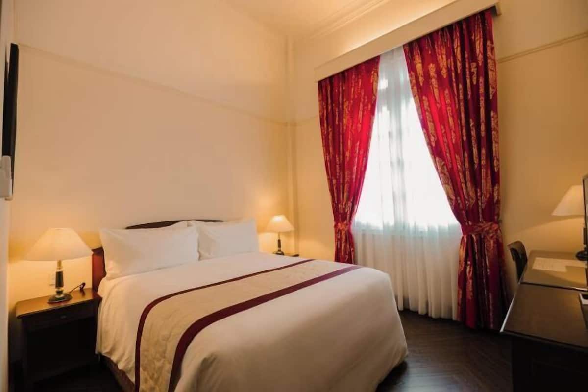 Minibar, caja de seguridad en la habitación y escritorio