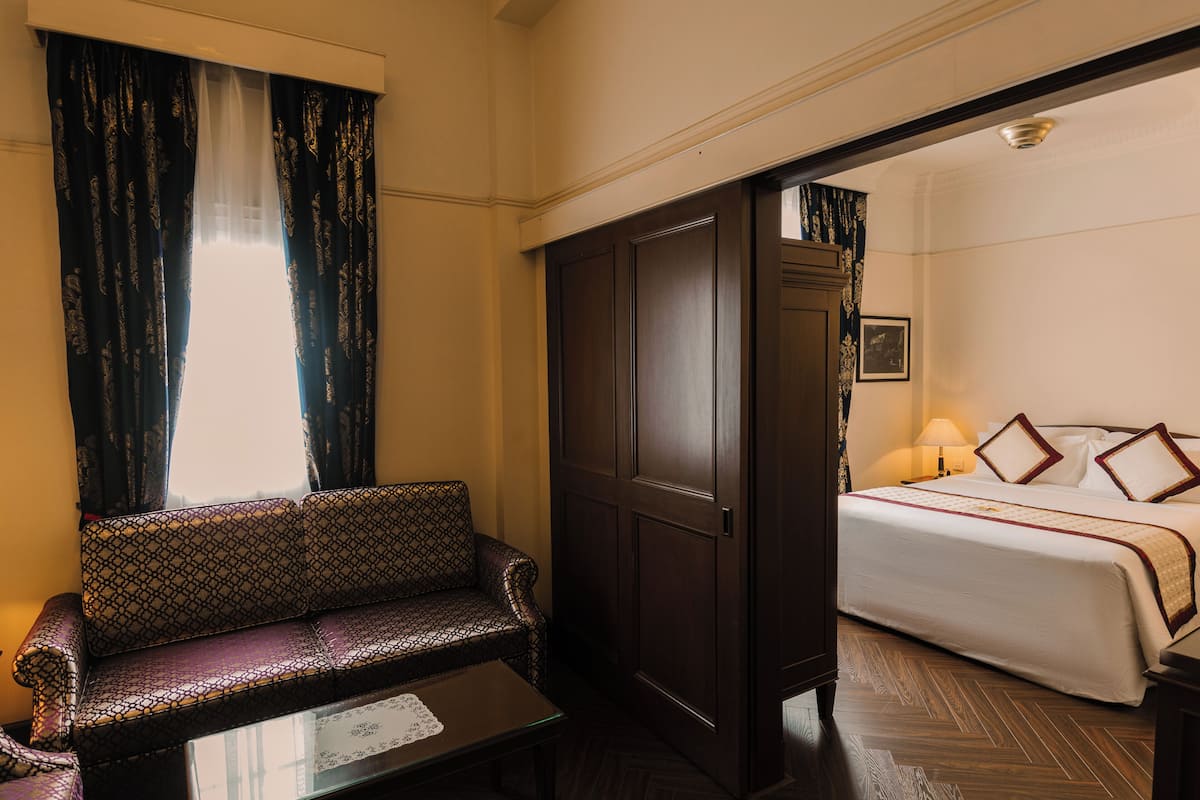 Suite | Minibar, safe på rommet, skrivebord og blendingsgardiner