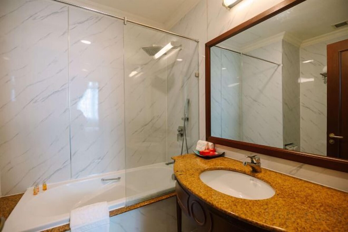 Bañera con ducha, artículos de tocador gratuitos, secador de pelo, batas