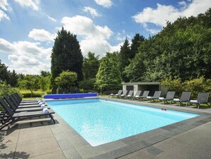 Seasonal outdoor pool, open 8:00 AM to 8:30 PM, sun loungers - Novotel Eindhoven (Eindhoven)