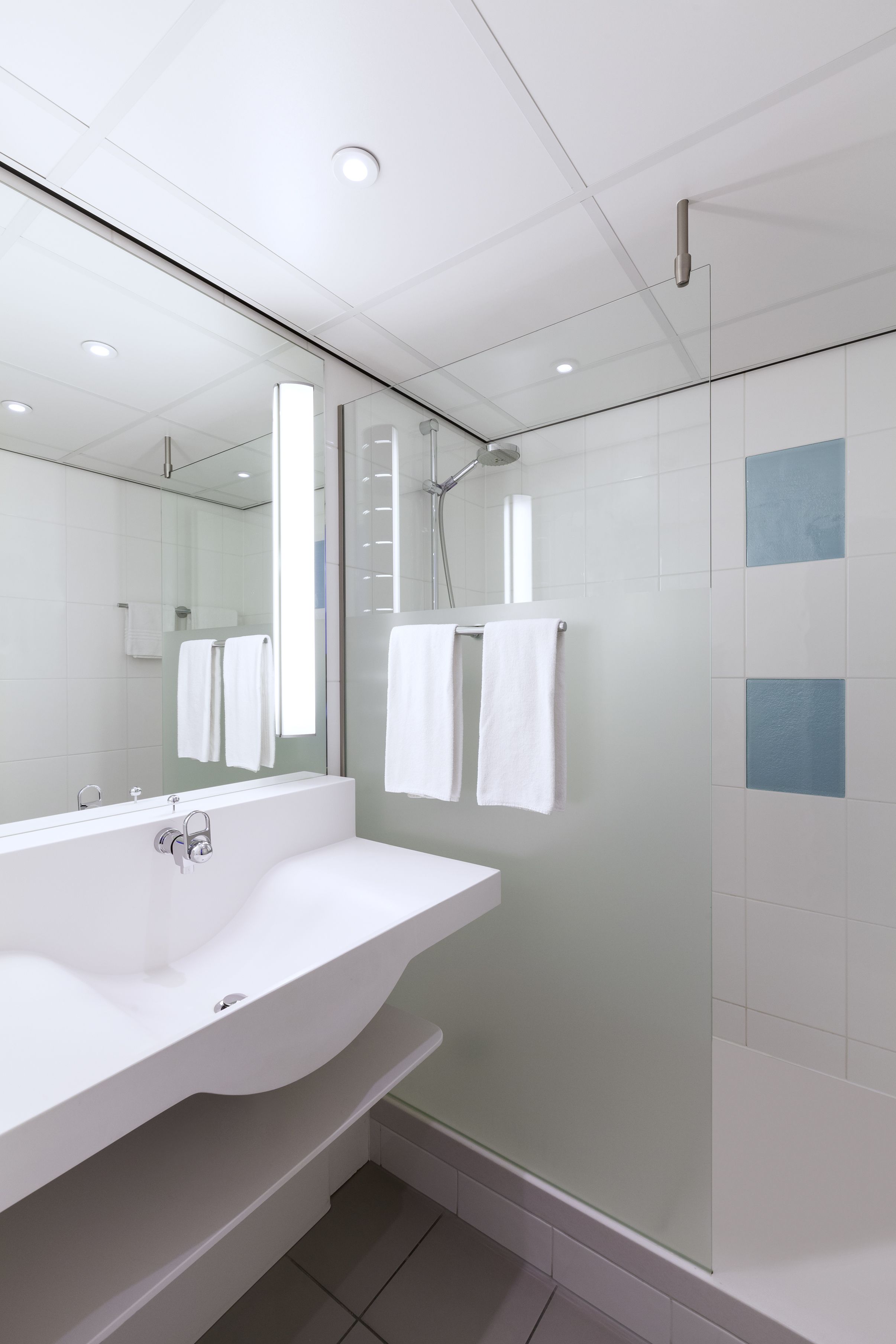 combined shower/bathtub, eco-friendly toiletries, hair dryer, towels