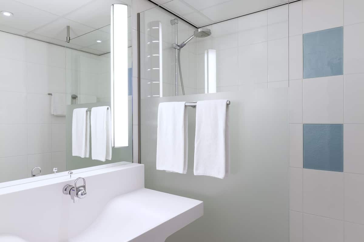 combined shower/bathtub, eco-friendly toiletries, hair dryer, towels