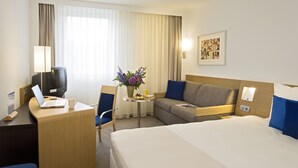 Minibar, in-room safe, desk, laptop workspace - Novotel Eindhoven (Eindhoven)