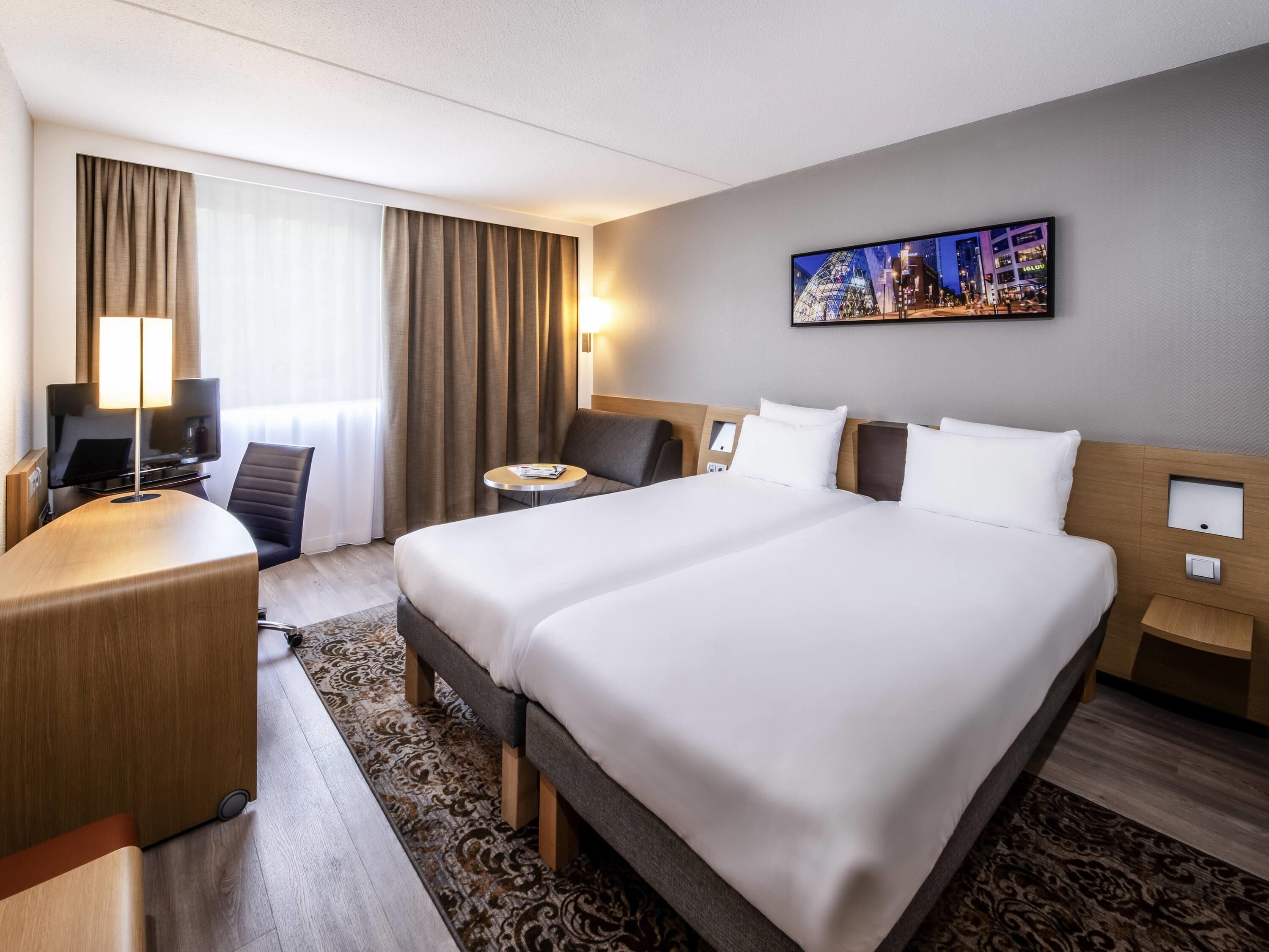 Superior Room | Minibar, in-room safe, desk, laptop workspace