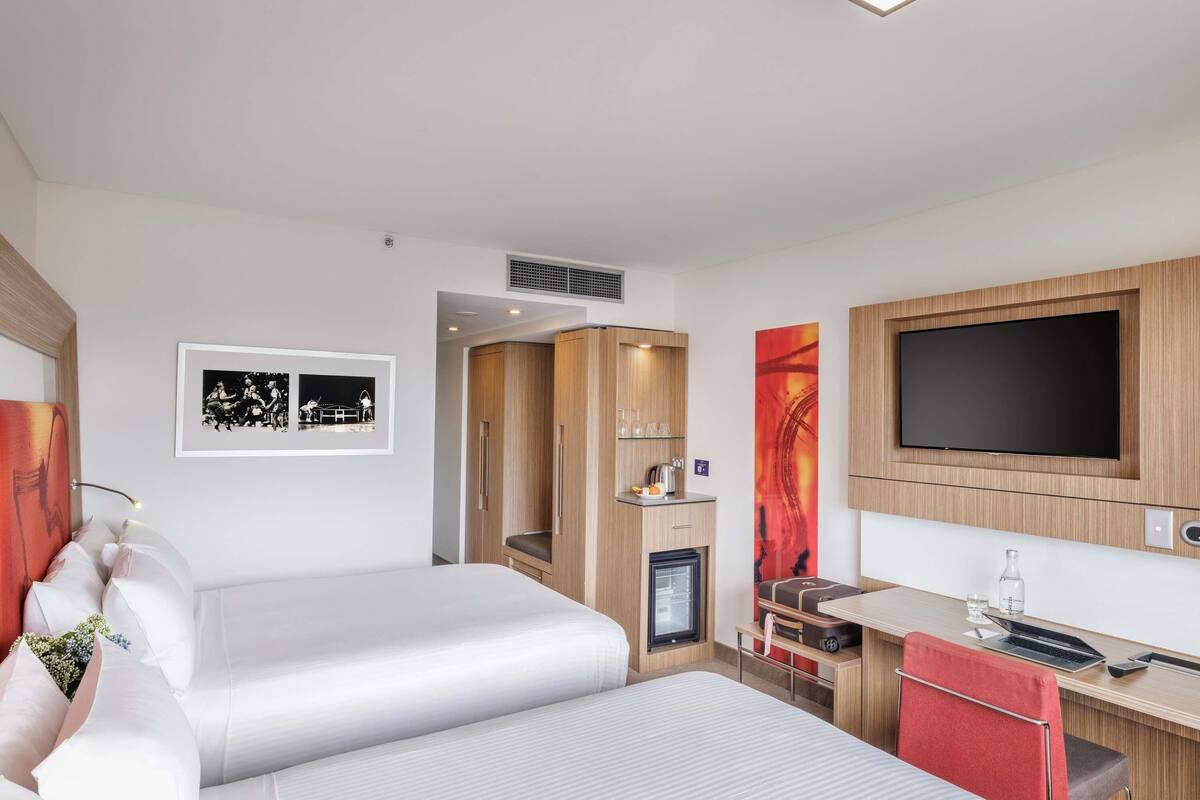 Habitación doble superior, 2 camas matrimoniales | Minibar, caja de seguridad en la habitación y escritorio 