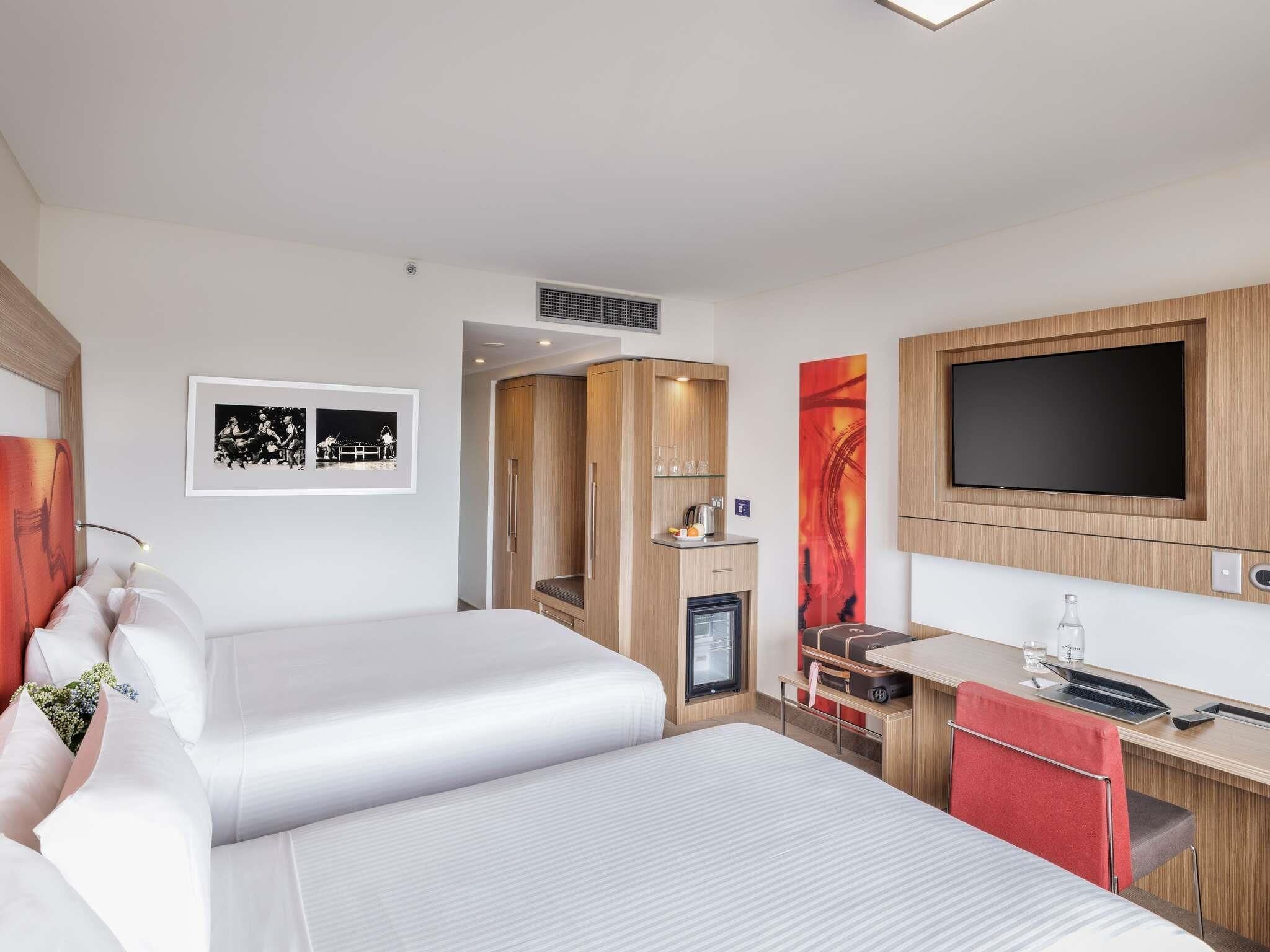 Minibar, coffres-forts dans les chambres, bureau