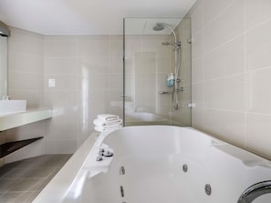 Suite superior, 1 cama de matrimonio grande, balcón | Minibar, caja fuerte, escritorio y espacio para trabajar con un portátil