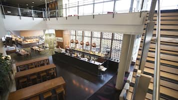 Serves lunch and dinner