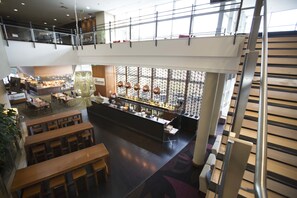 Serves lunch and dinner