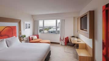 Superior Room, 1 King Bed | 1 bedroom, minibar, in-room safe, desk
