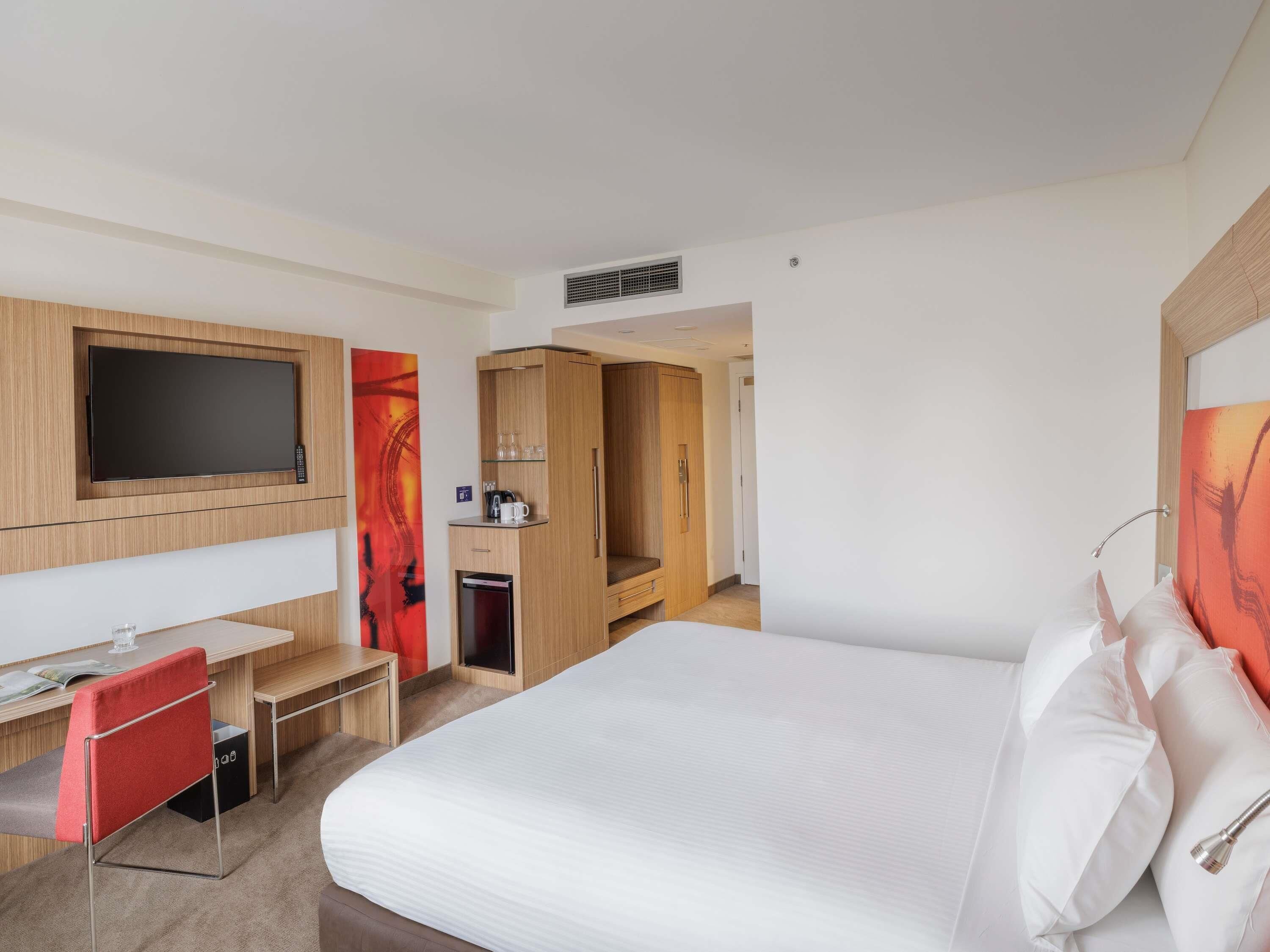 Superior Room, 1 King Bed, Accessible | Minibar, in-room safe, desk, laptop workspace