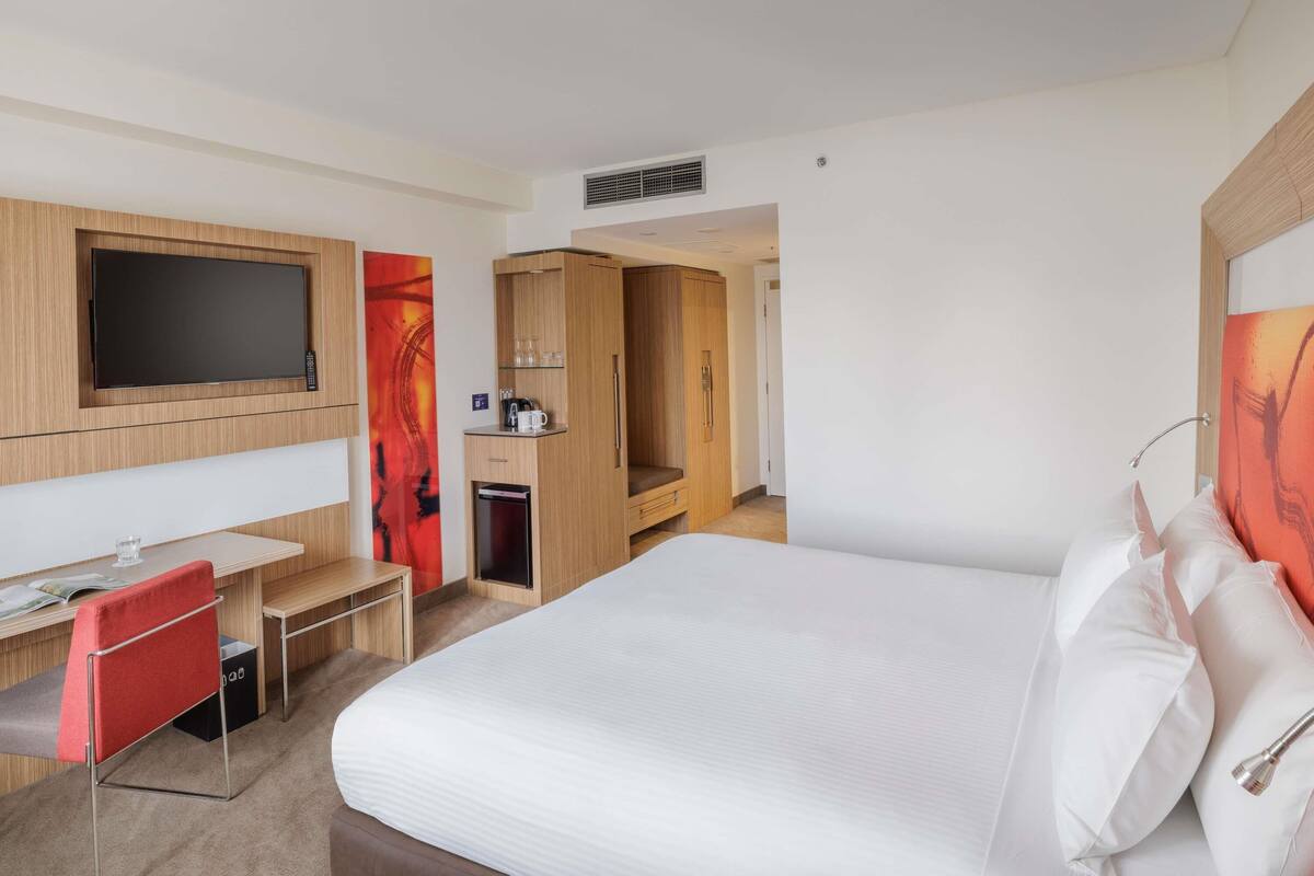 Habitación superior, 1 cama King size, con acceso para personas discapacitadas | Minibar, caja de seguridad en la habitación y escritorio 