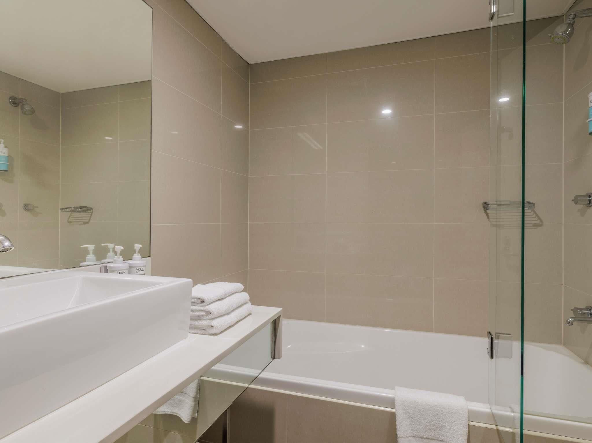 Superior Room, 1 Katil Raja (King), Balcony | Bar mini, peti besi dalam bilik, meja, ruang kerja komputer riba 