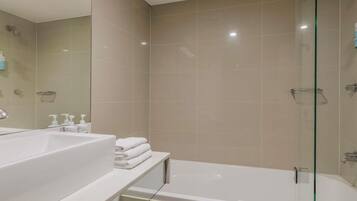 Superior Room, 1 Katil Raja (King), Balcony | Bar mini, peti besi dalam bilik, meja, ruang kerja komputer riba