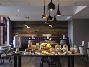 Café da manhã, almoço e jantar; culinária internacional 