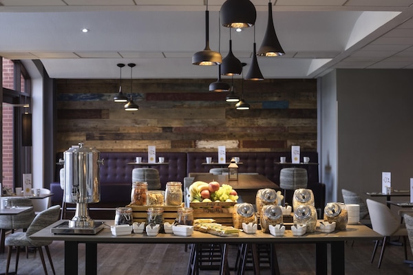 Se sirven desayunos, comidas, cenas y cocina internacional