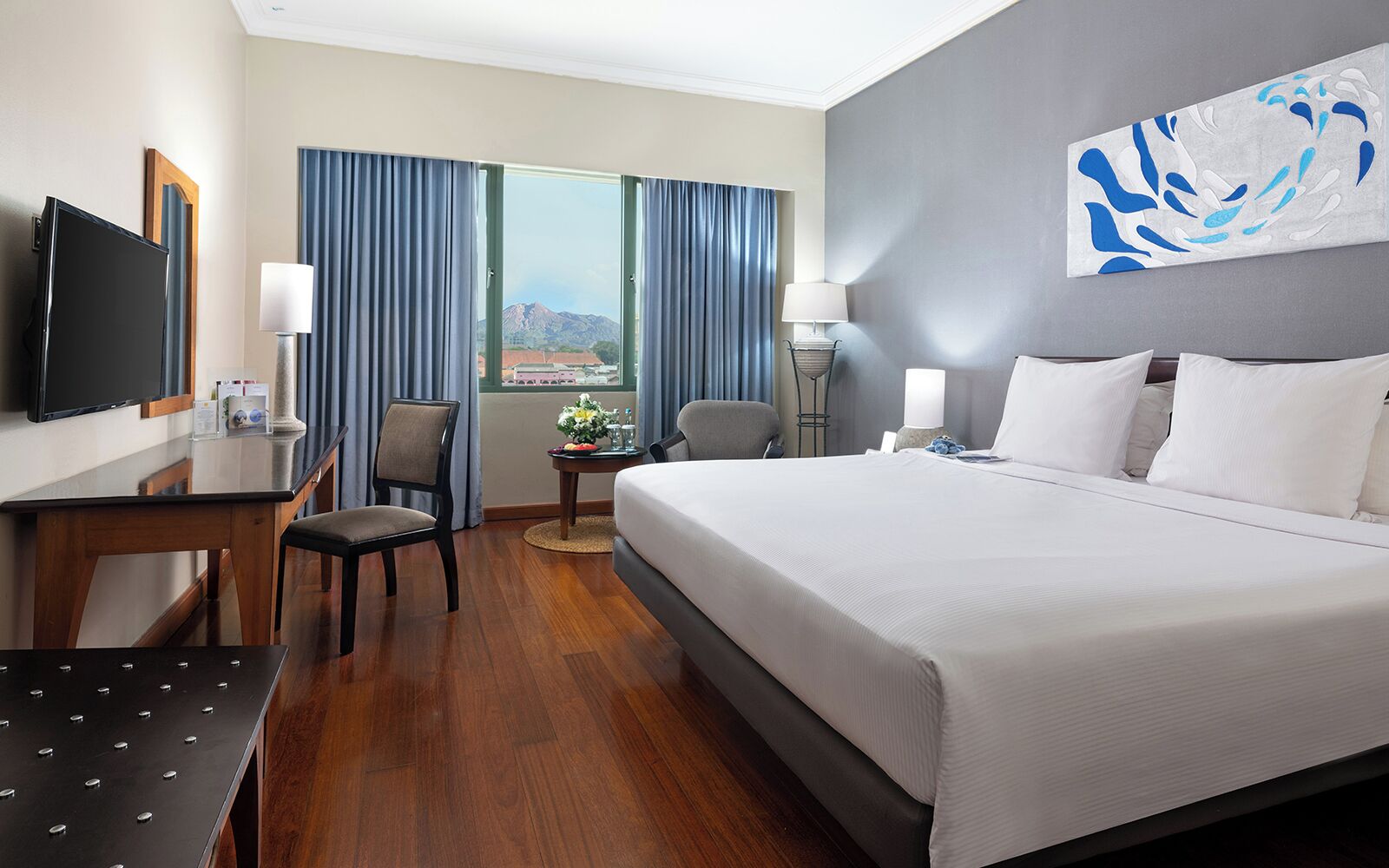 أغطية فراش متميزة وخزنة داخل الغرفة ومكتب وتجهيزات عازلة للصوت