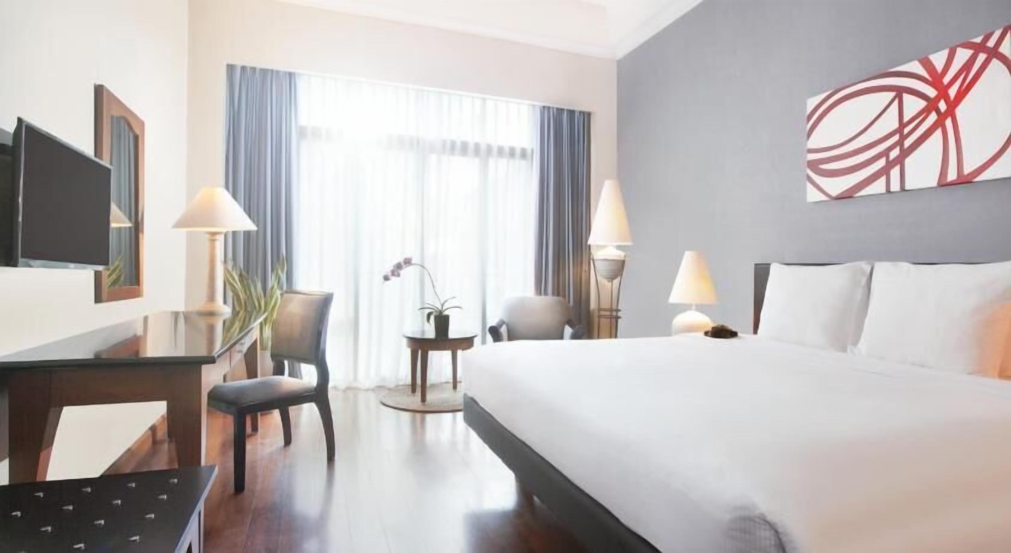 Peralatan tempat tidur premium, peti besi dalam bilik, meja 