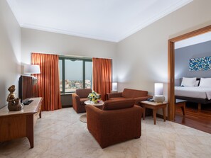 Grand Deluxe Room (Twin or Double) | Sala de estar | Televisión LCD de 32 pulgadas con canales por cable